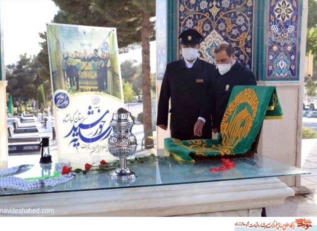 میزی که پشت آن نشستهاید، بر دریایی از خون شهدا استوار است میزی که پشت آن نشستهاید، بر دریایی از خون شهدا استوار است