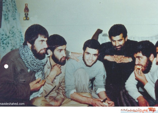 شهید محسن احمدی- نفر اول سمت چپ
