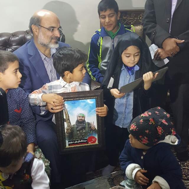 رئیس صدا و سیمای کشور بین فرزندان شهدای مدافع حرم رئیس صدا و سیمای کشور بین فرزندان شهدای مدافع حرم