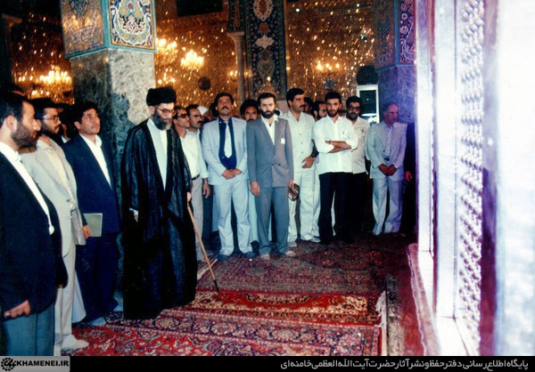 عکس/ امام خامنه ای در به حرم حضرت زینب (سلاماللهعلیها) عکس/ امام خامنه ای در به حرم حضرت زینب (سلاماللهعلیها)