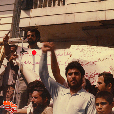 دست مزدوران از آستین های دروغین بعنوان «خلق» بیرون می آید دست مزدوران از آستین های دروغین بعنوان «خلق» بیرون می آید