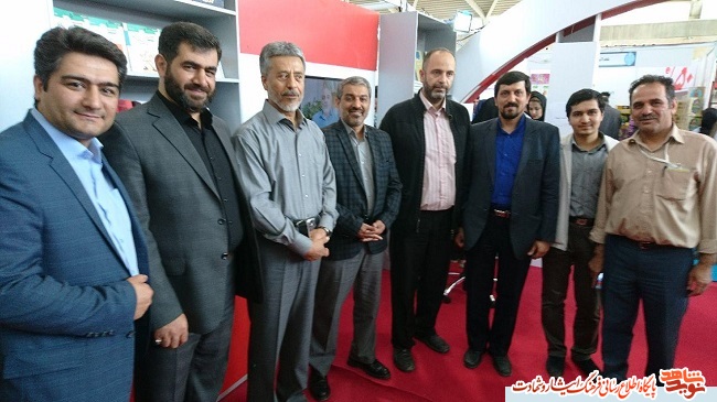 فرمانده نیروی دریایی ارتش از غرفه نشر شاهد بازدید کرد فرمانده نیروی دریایی ارتش از غرفه نشر شاهد بازدید کرد