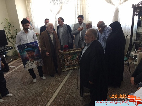 اقدام خانواده حاج عباس در باج ندادن به دشمن به تاسی از شور حسینی بود اقدام خانواده حاج عباس در باج ندادن به دشمن به تاسی از شور حسینی بود