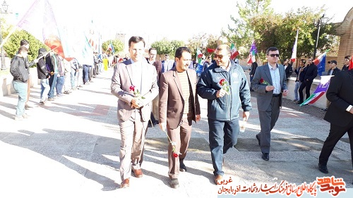 گزارش تصویری/ مزار شهدای بوکان غبارروبی و گلباران شد گزارش تصویری/ مزار شهدای بوکان غبارروبی و گلباران شد