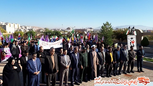گزارش تصویری/ مزار شهدای بوکان غبارروبی و گلباران شد گزارش تصویری/ مزار شهدای بوکان غبارروبی و گلباران شد