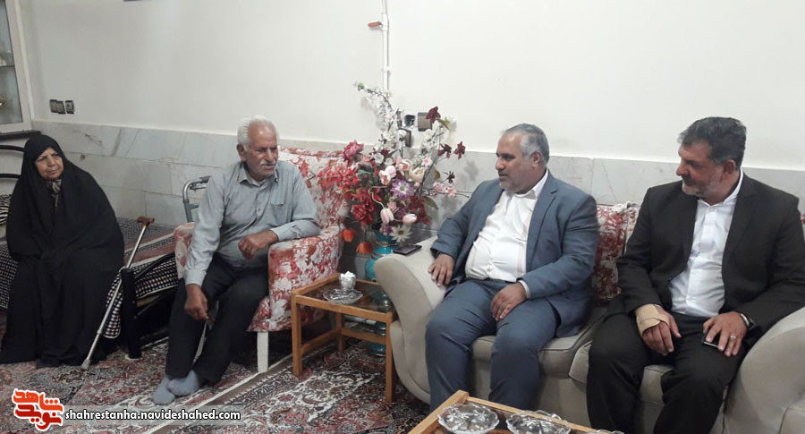 دیدار مسئولان شهرستان قرچک با خانواده شهید دیدار مسئولان شهرستان قرچک با خانواده شهید