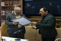 نشان درجه یک نویسندگی دفاع مقدس به محسن مومنیشریف اهدا شد نشان درجه یک نویسندگی دفاع مقدس به محسن مومنیشریف اهدا شد