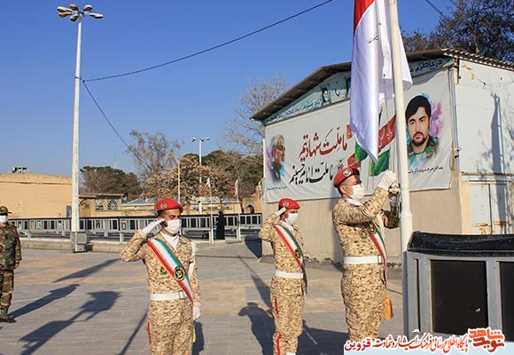 گزارش تصویری از مراسم اهتزاز پرچم و گلباران گلزار شهدای قزوین گزارش تصویری از مراسم اهتزاز پرچم و گلباران گلزار شهدای قزوین