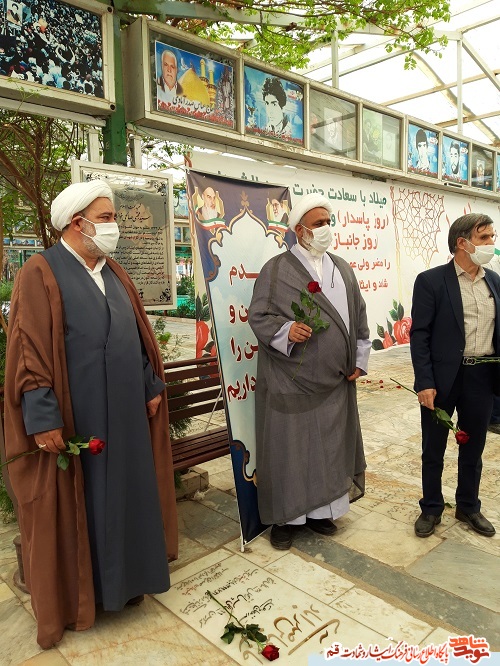آیین غبار روبی و عطرافشانی گلزار شهدا قم برگزارشد.