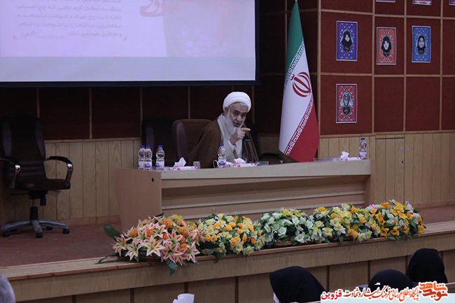 زنان شهید و جانباز جلوههایی از ایثار و مقاومت هستند زنان شهید و جانباز جلوههایی از ایثار و مقاومت هستند