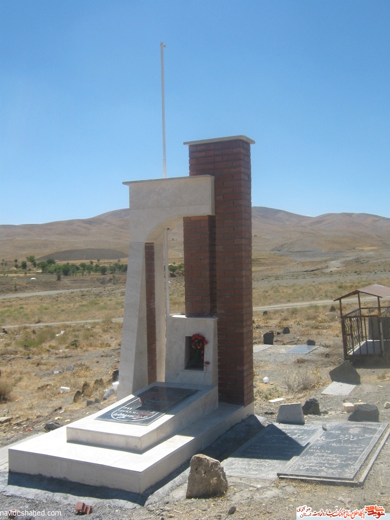 معرفی گلزار شهدای روستای «برگله»