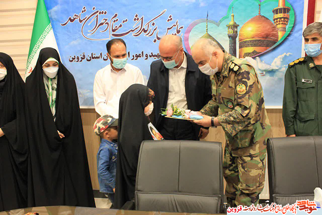 مدیرکل بنیاد قزوین از دختران شاهد تجلیل کرد مدیرکل بنیاد قزوین از دختران شاهد تجلیل کرد