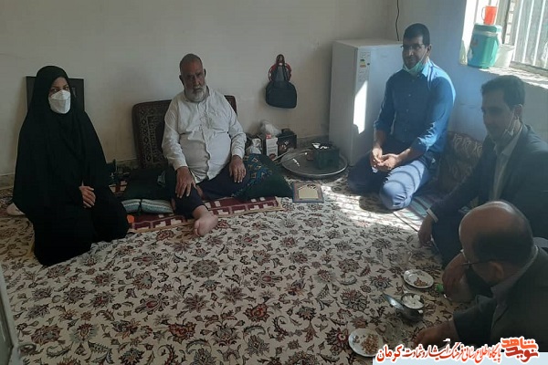 رئیس بنیاد شهید راور با خانواده شهید 
