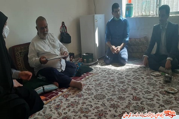 رئیس بنیاد شهید راور با خانواده شهید 
