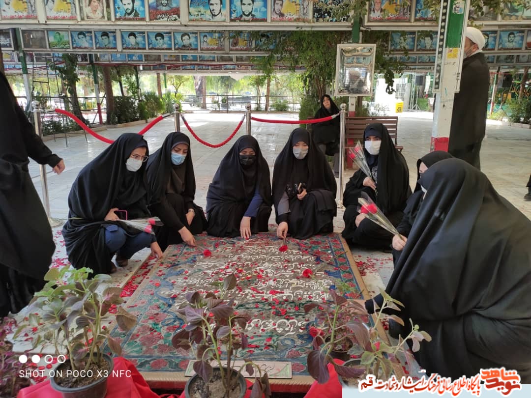 مراسم غبار روبی مزار شهدا با حضور بانوان دستگاههای اجرایی مراسم غبار روبی مزار شهدا با حضور بانوان دستگاههای اجرایی