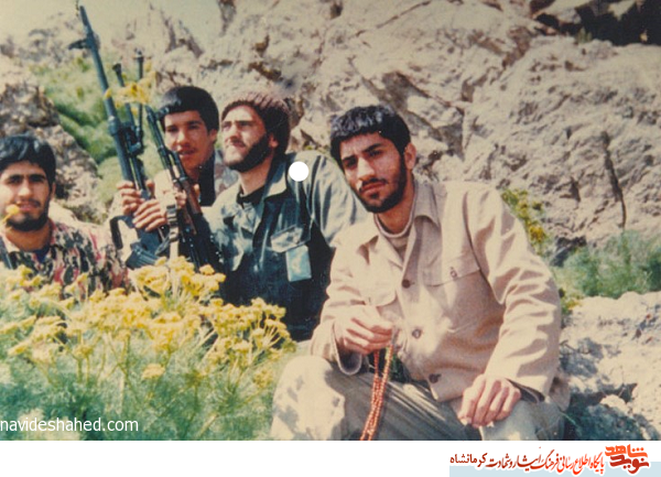 شهیدپاسدار«عبادالله احمدی» به همراه همرزمانش در یک قاب