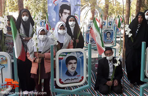 دانش آموزان نجف آبادی دستان کوچک خود را برای میثاق با شهدا برافراشتند