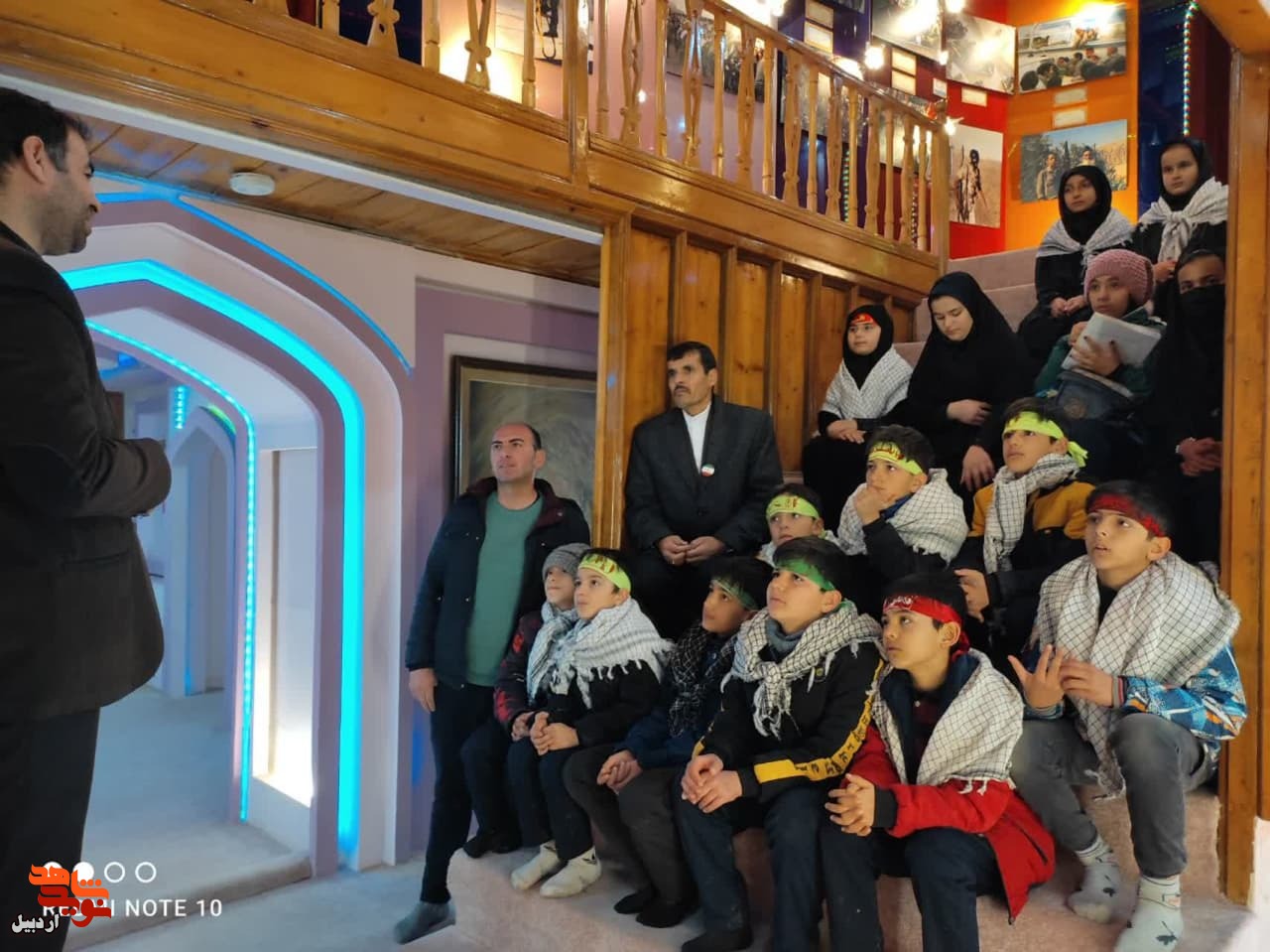 بازدید دانش‌آموزان آموزشگاه انصارالمهدی روستای آقاباقر از موزه شهدای اردبیل+عکس