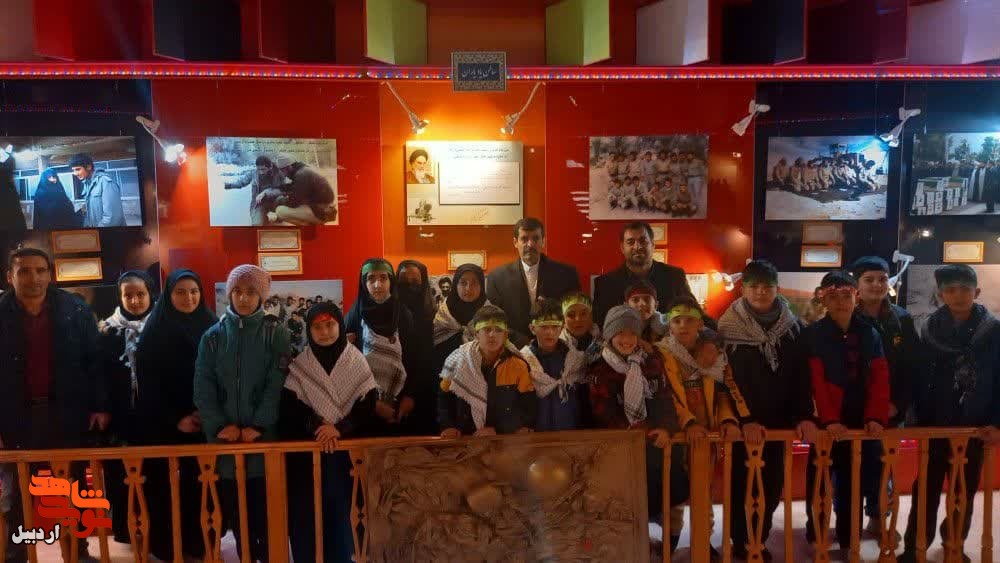 بازدید دانش‌آموزان آموزشگاه انصارالمهدی روستای آقاباقر از موزه شهدای اردبیل+عکس