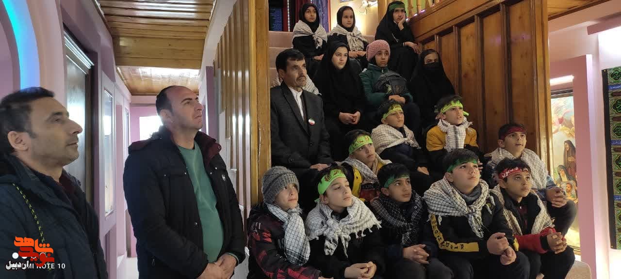 بازدید دانش‌آموزان آموزشگاه انصارالمهدی روستای آقاباقر از موزه شهدای اردبیل+عکس