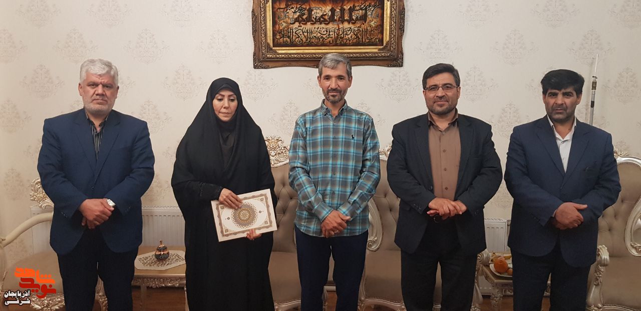 فرزندان شهدا بايد در اخلاق و رفتار الگوی ديگران باشند