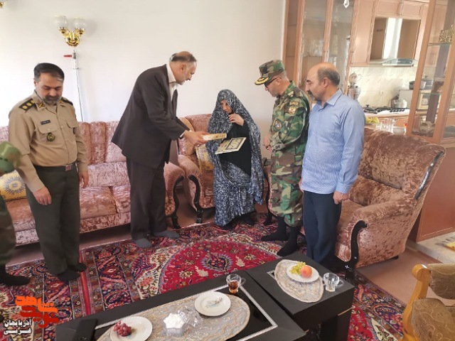 والدین معظم شهدا قهرمانان واقعی و مظهر ایثارگری در کشور هستند والدین معظم شهدا قهرمانان واقعی و مظهر ایثارگری در کشور هستند