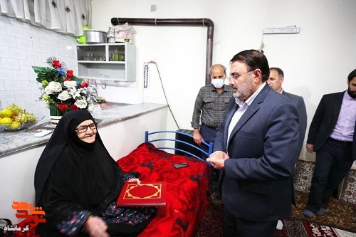 مسئولین استان کرمانشاه با خانواده شهدای دانش آموز دیدار کردند