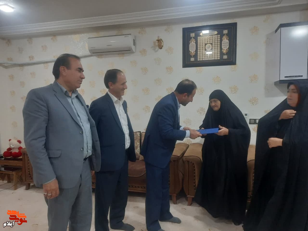 همسران و والدین شهدا نماد ایثار و از خودگذشتگی هستند