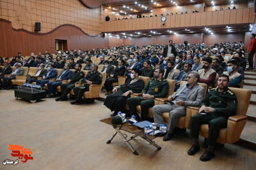 شهدا شمعی هستند که تاریک خانه بشریت را روشن می کنند