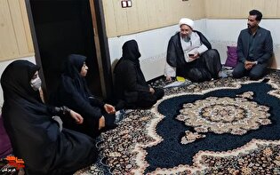 دیدار و تجلیل امام جمعه حاجی‌آباد از خانواده جانباز متوفی «محمد صادقی»