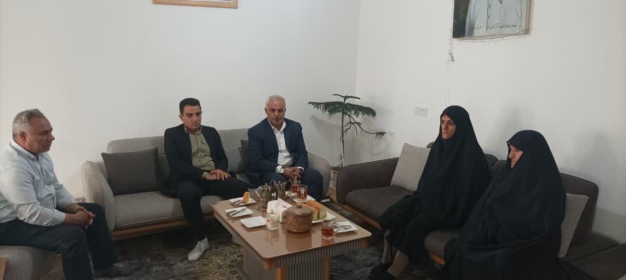 همزمان با دهه کرامت و روز دختر از دو فرزند شهید دختر شاغل تقدیر شد.