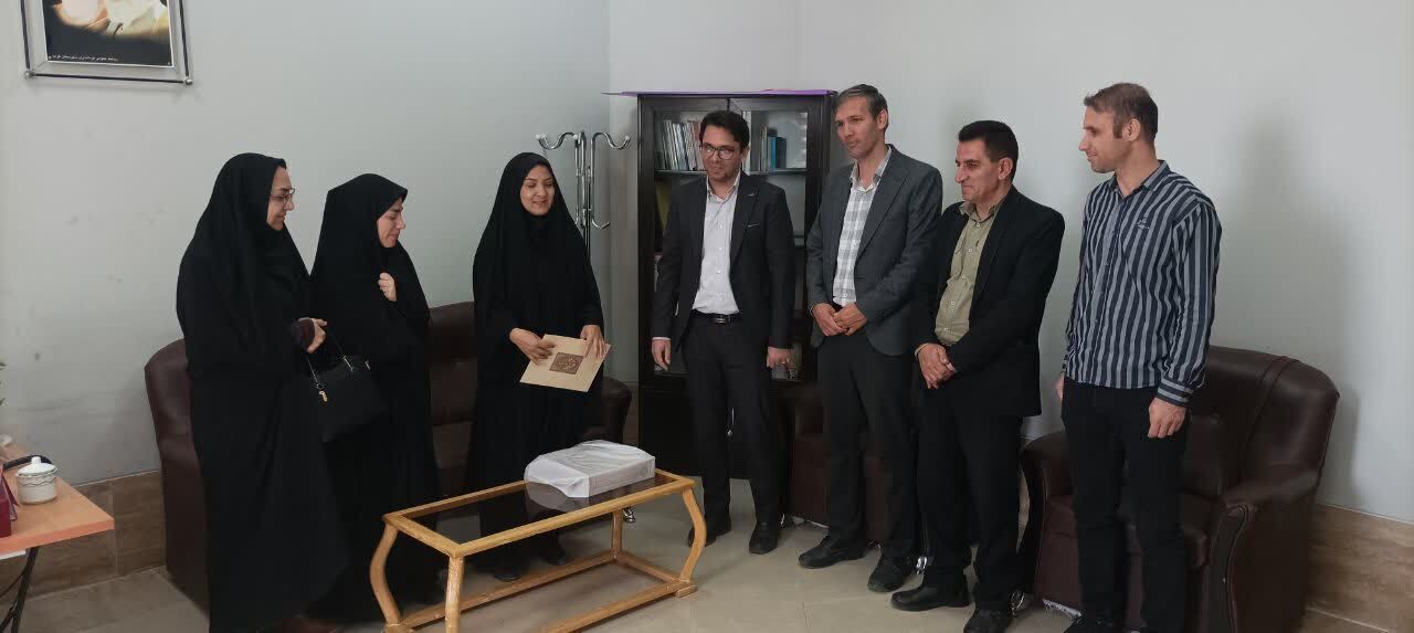 همزمان با دهه کرامت و روز دختر از دو فرزند شهید دختر شاغل تقدیر شد.