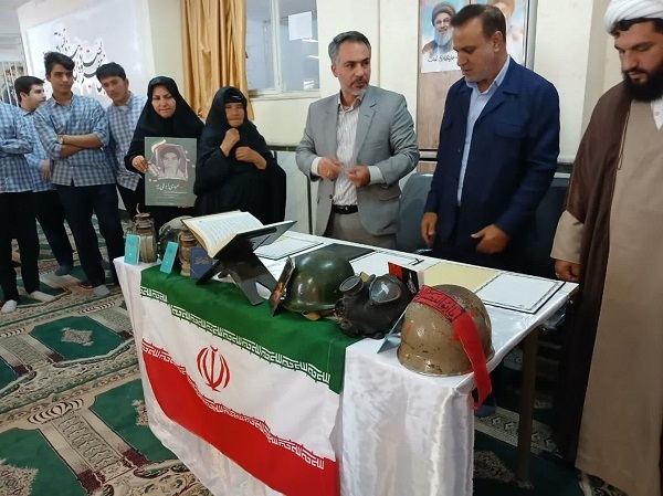 مدارس دبیرستان امام خمینی «ره» به نام و عکس شهدا مزین شد