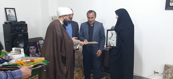 حضور کاروان زیر سایه خورشید در منزل شهید «فرشید میریان»