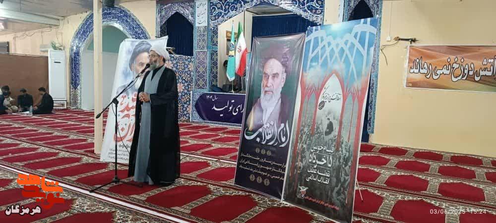 زائران قشم به مرقد مطهر امام خمینی(ره) اعزام شدند