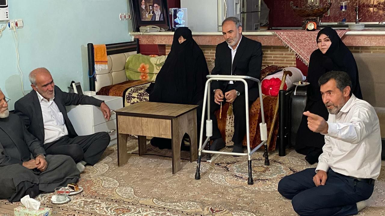  تصاویر|دیدار مسئولین شهرستان هرسین با خانواده شهید هنرمند «رسول قنبری»