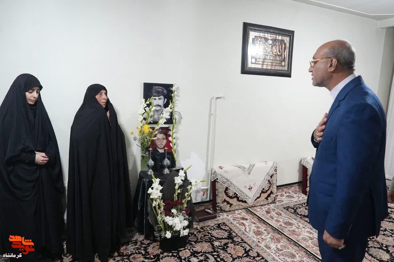 حضورمسئولین در منزل شهیدان «شریفی نسب و جمشیدی» در حملات رژیم صهیونیستی