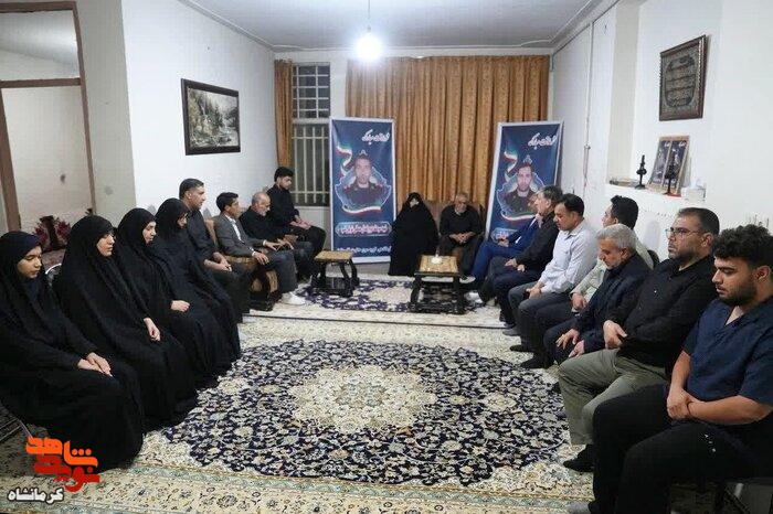 حضورمسئولین در منزل شهیدان «شریفی نسب و جمشیدی» در حملات رژیم صهیونیستی