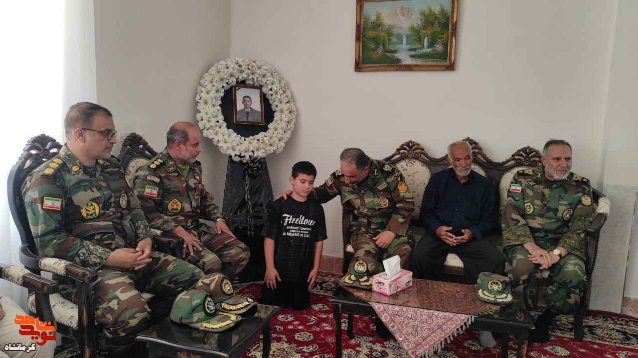 دیدار فرمانده نیروی زمینی ارتش با خانواده شهدای تیپ پیاده مکانیزه ابوذر ۷۱ در سرپل ذهاب+تصاویر