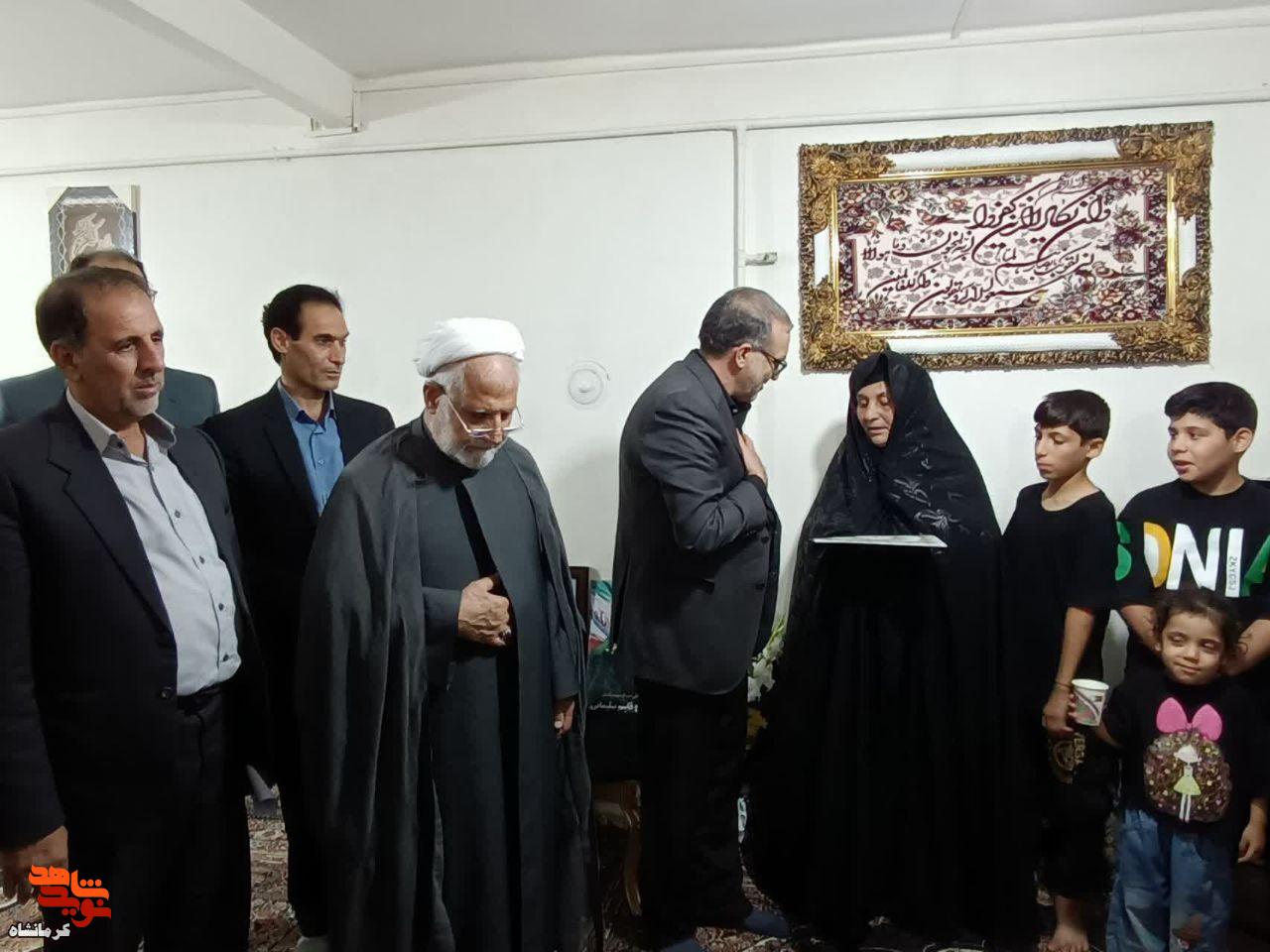 خون شهدا چراغ هدایت انقلاب اسلامی است