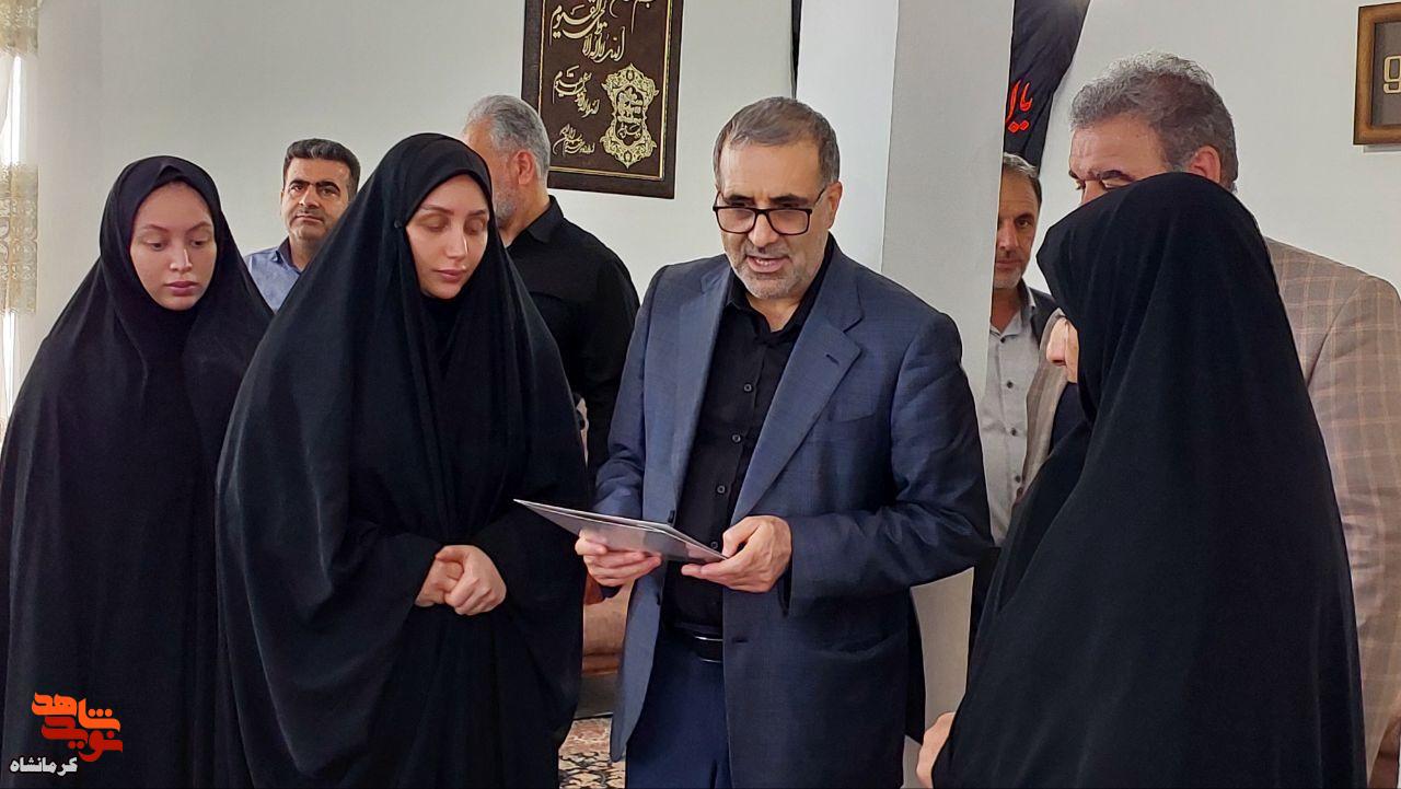 دیدار معاون حقوقی بنیاد شهید با خانواده شهید «فرامرز حضرتی» در قصرشیرین