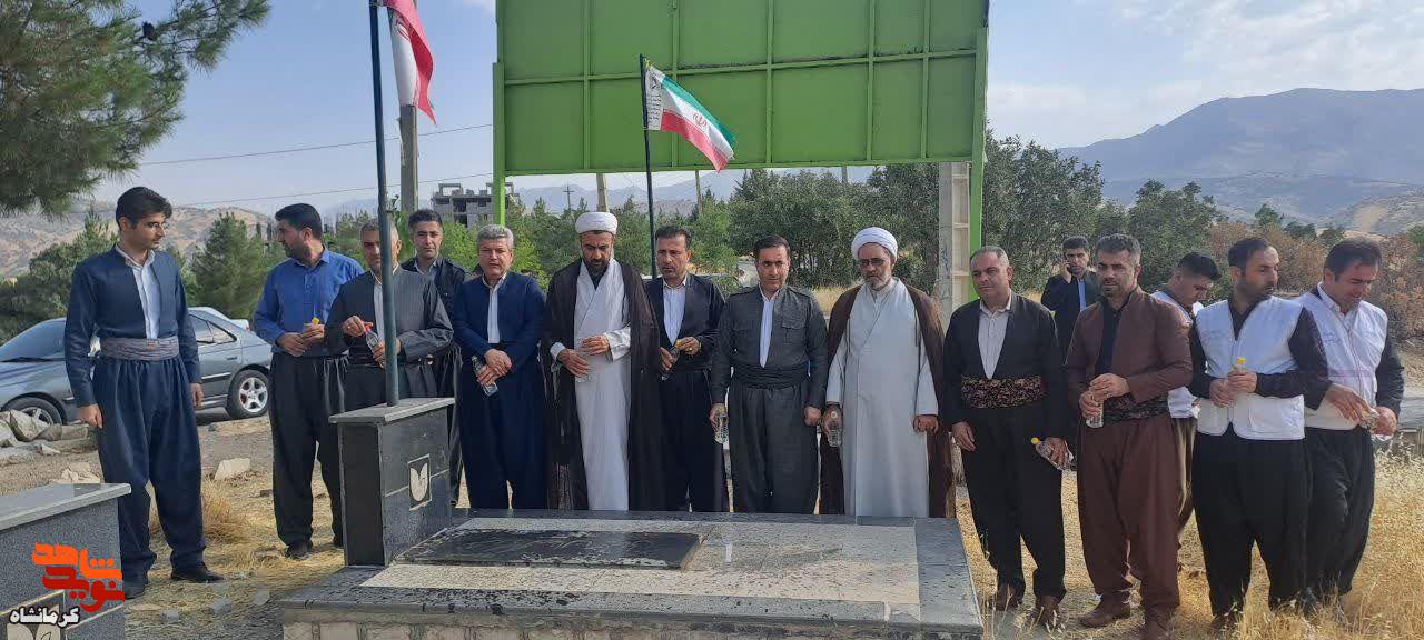 برگزاری مراسم غبارروبی مزار شهدا در شهرستان جوانرود به روایت تصویر