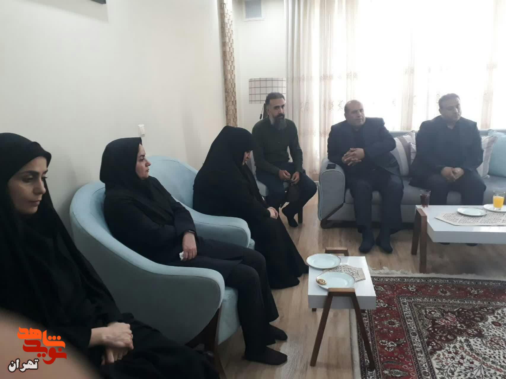 دیدار مدیرکل بنیادشهید و امور ایثارگران تهران بزرگ با خانواده شهید«نیما رجب پور»