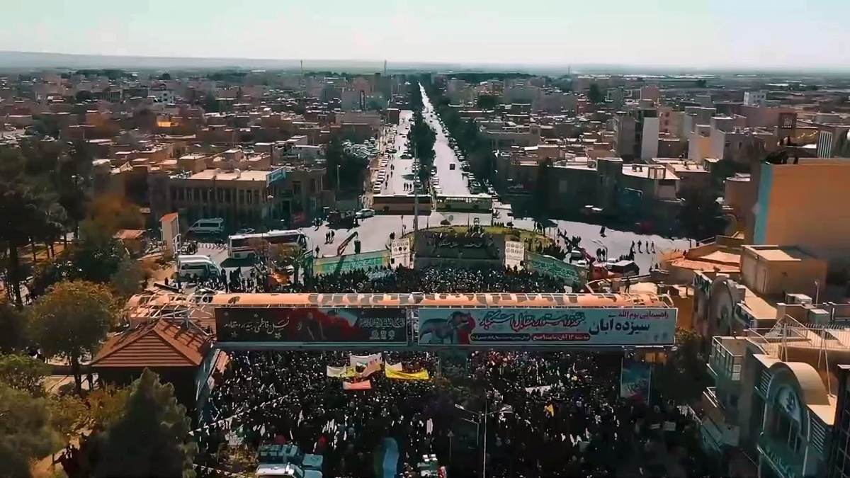 کلیپ/ تصاویر هوایی از راهپیمایی باشکوه سمنانی‌ها در یوم‌الله ۱۳ آبان