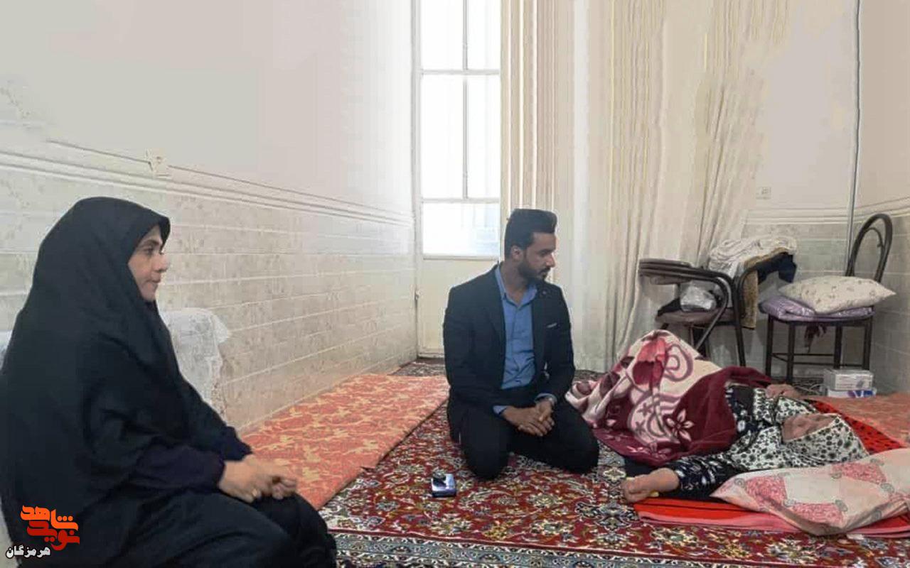 دیدار رئیس بنیادشهید حاجیآباد با مادر شهید والامقام «اسحاق شهبازی» دیدار رئیس بنیادشهید حاجیآباد با مادر شهید والامقام «اسحاق شهبازی»