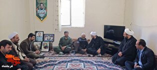 تصاویر|دیدار مسئولان سنقر با خانواده سرهنگ شهید...