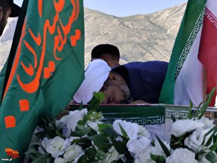 پیکر مطهر شهید «جواد بهرامی» بر دوش مردم پاوه...