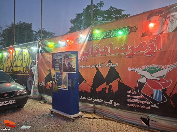 تصاویر|خدمت‌رسانی حسینیه شهیدان باقری و موکب شهدای مدافع حرم به زائران...