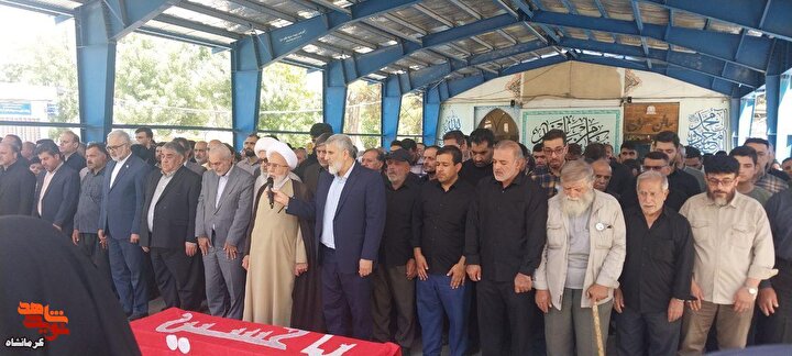 مراسم تشییع پیکر شهید سردار «جعفر کهریزی» در گلزار شهدای کرمانشاه برگزار...