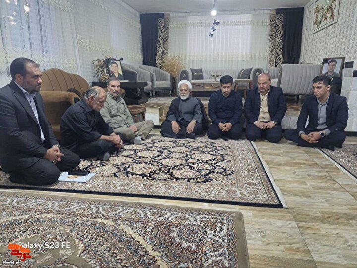 مسئولین شهرستان کنگاور با خانواده شهید «علیرضا شکیبافر» دیدار کردند